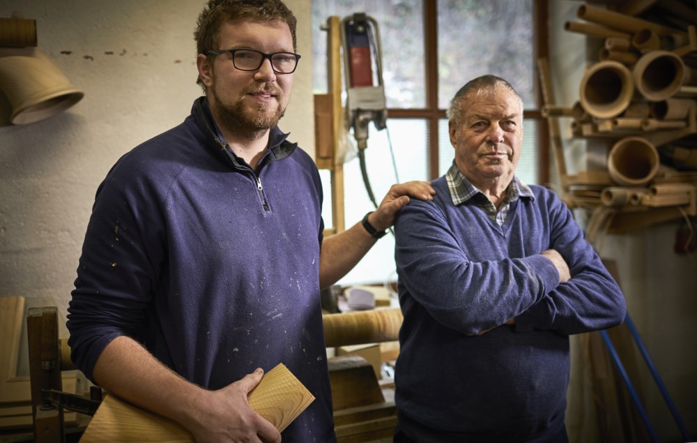 To mannlige håndverkere som ser i kamera