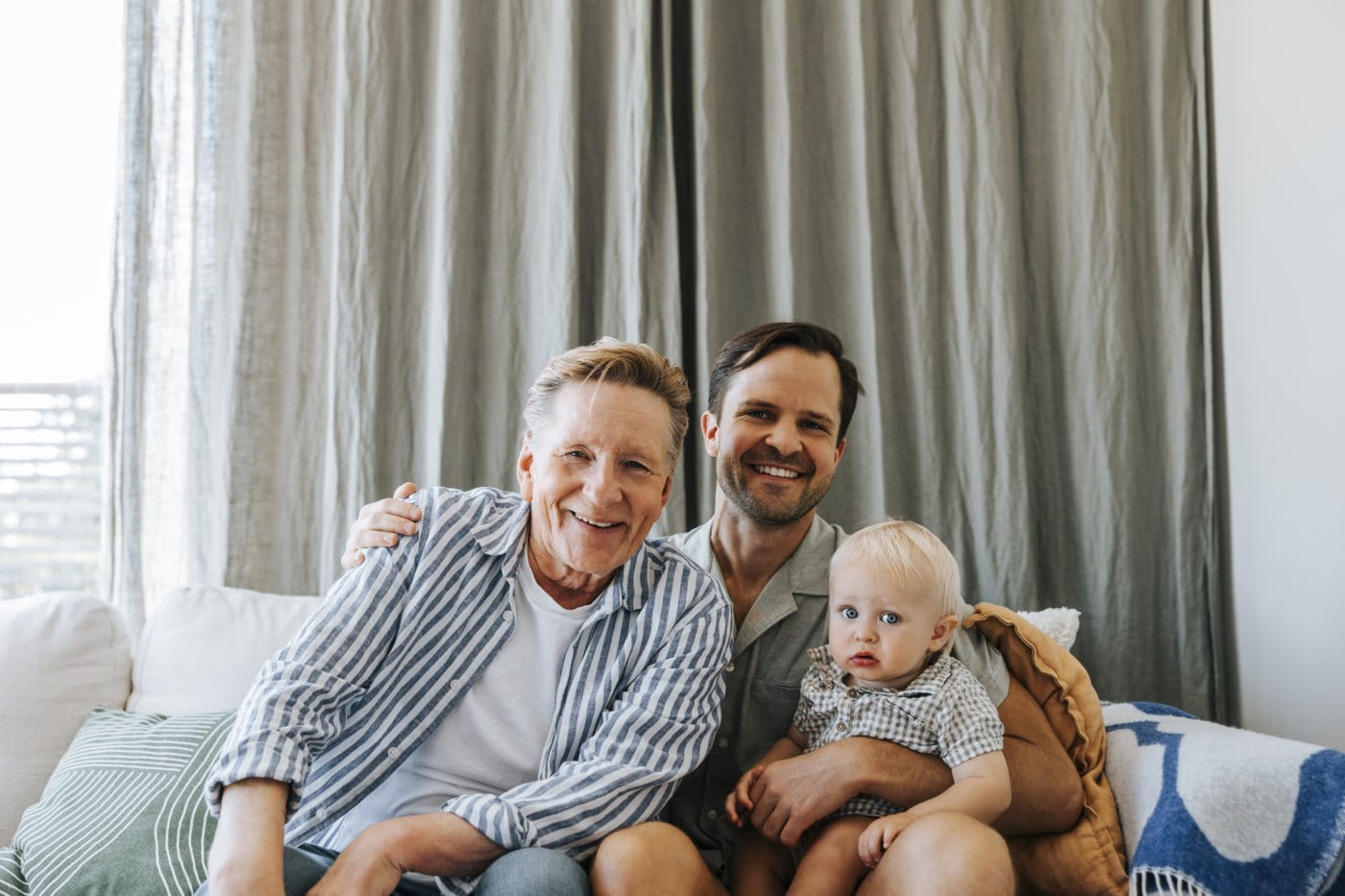 mor, datter og barnebarn ser på mobil