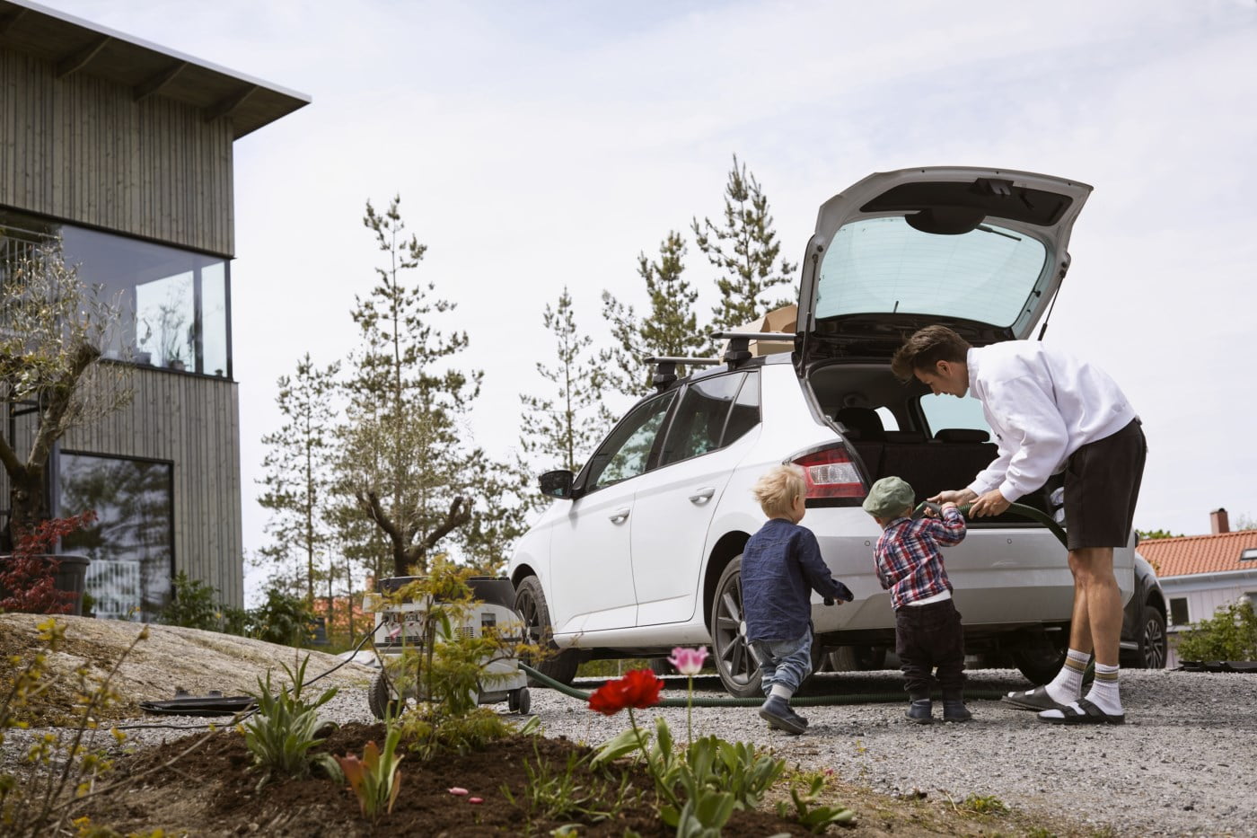 Familie pakker bilen innfor tur