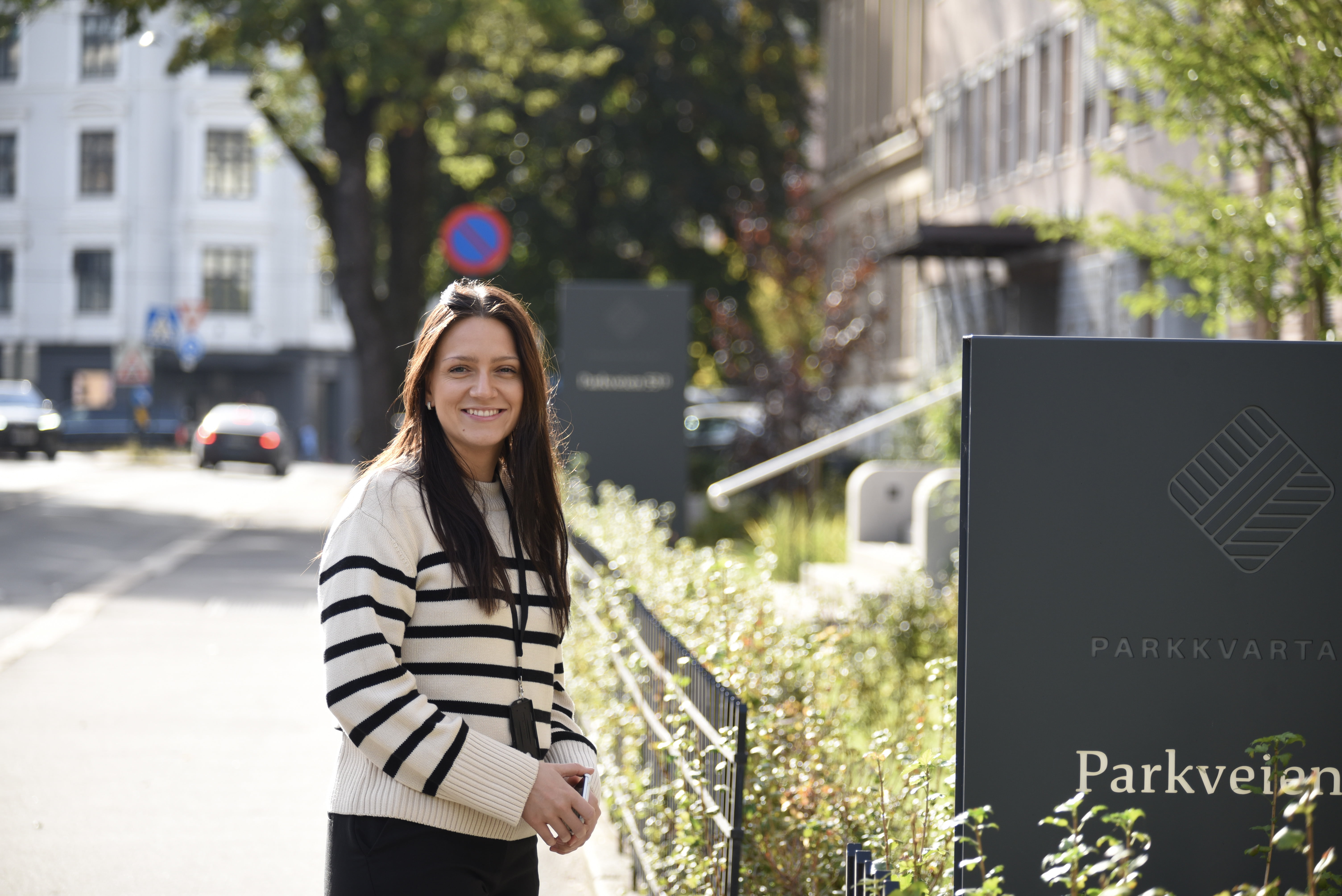 Glad jente ute i Oslo på en solskinnsdag