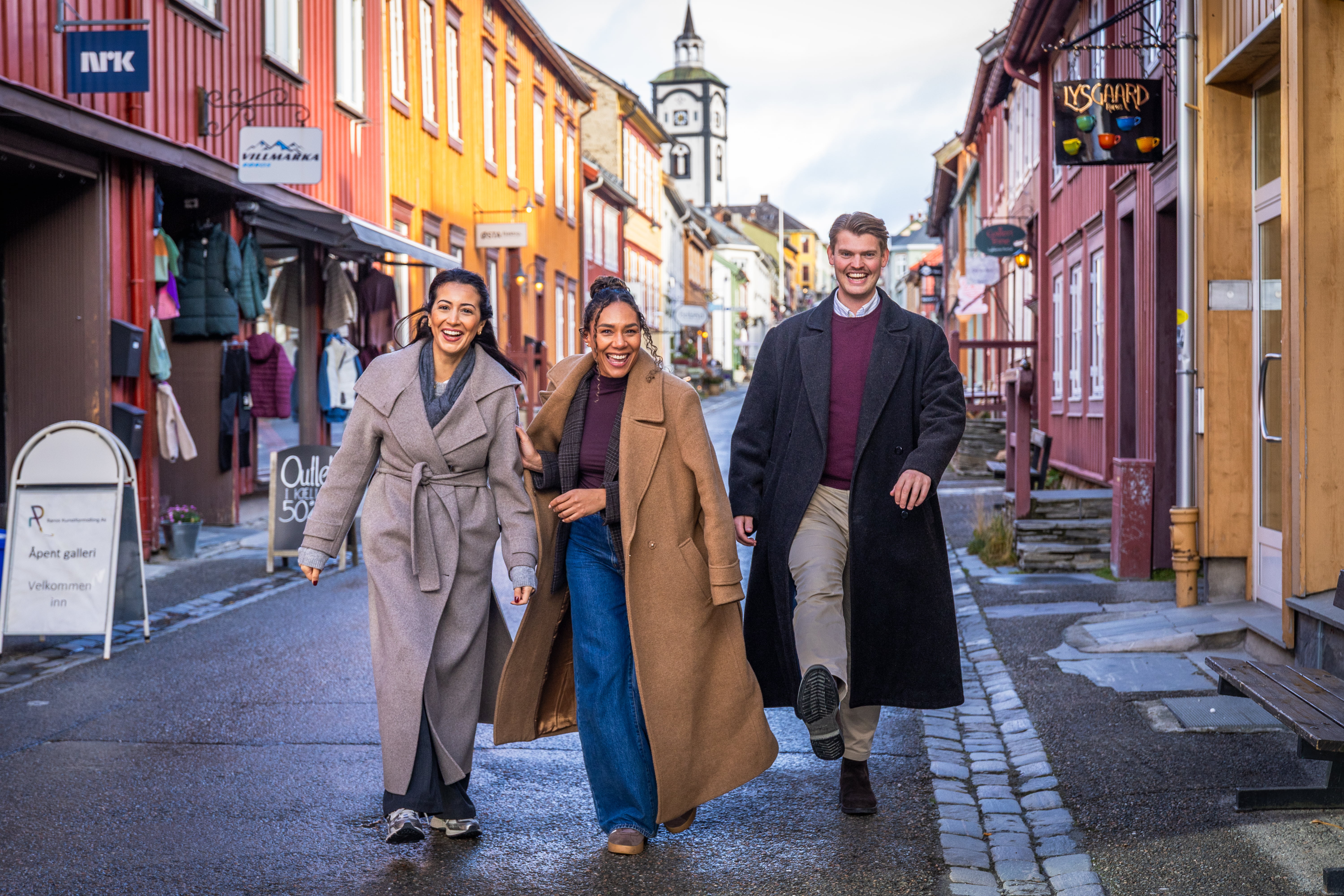 Bilde av tre personer i Kjerkgata på Røros