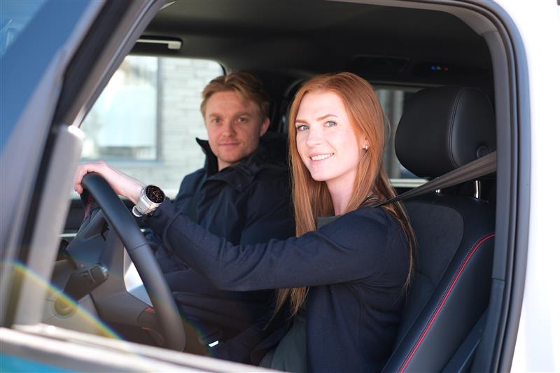 Bilde av to personer som sitter i bil.