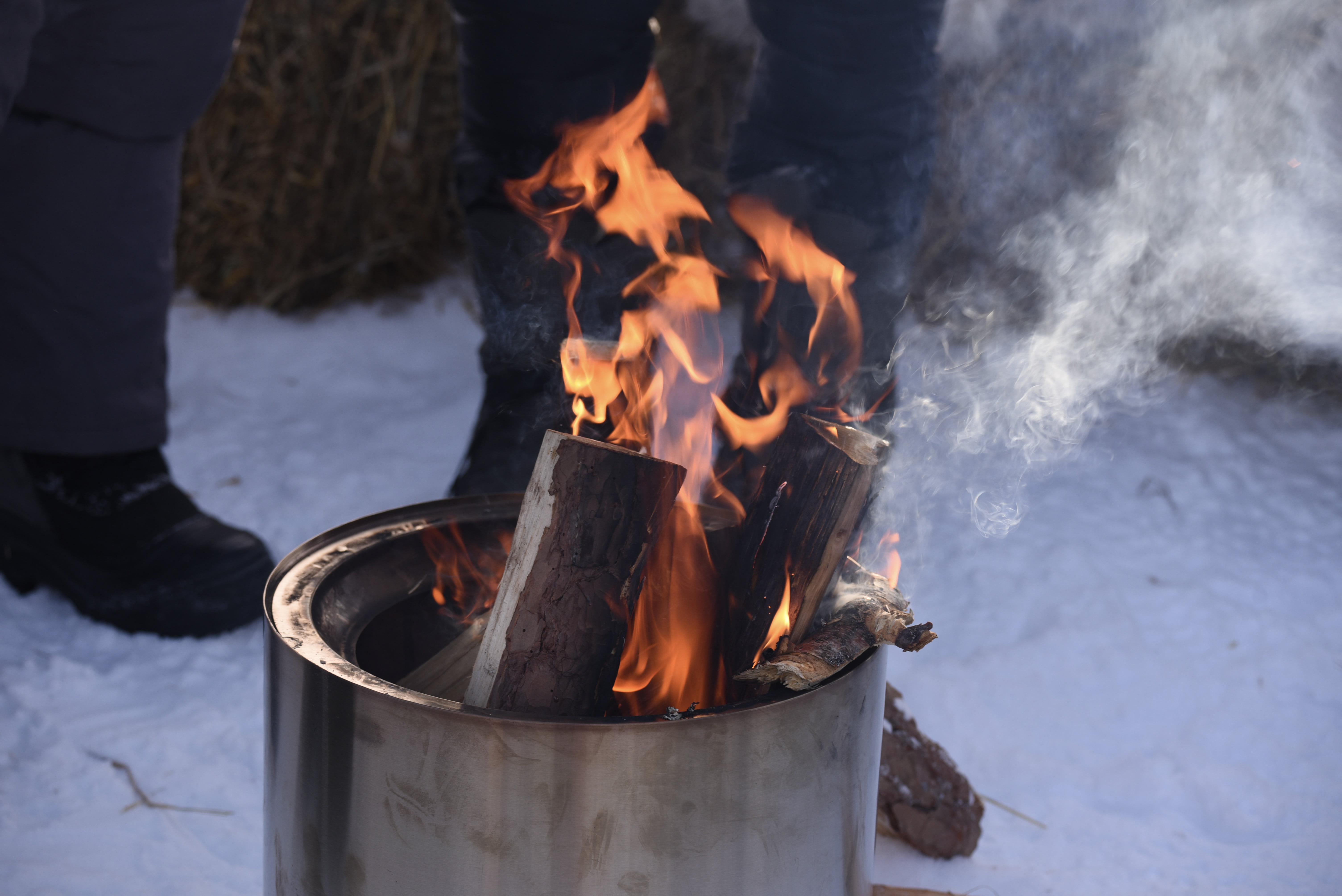 Bål i bålpanne med snø i bakgrunn