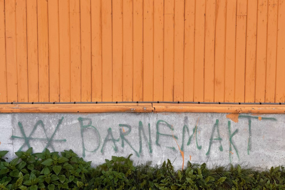 Grafitti på ungdommens hus hvor det står "Barnemakt"