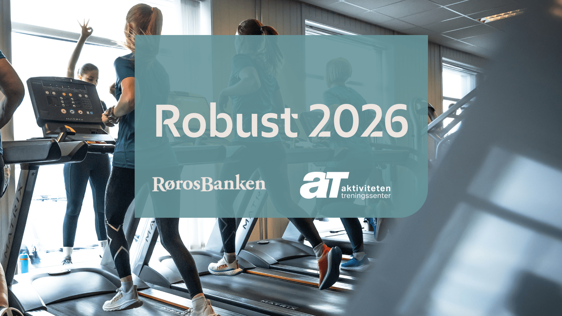 Bilde av tre jenter som løper på tredemølle. Med ryggen mot kamera. Transparent overlegg over bildet hvor det står Robust 2026 og har logoen til RørosBanken og Aktiviteten treningssenter