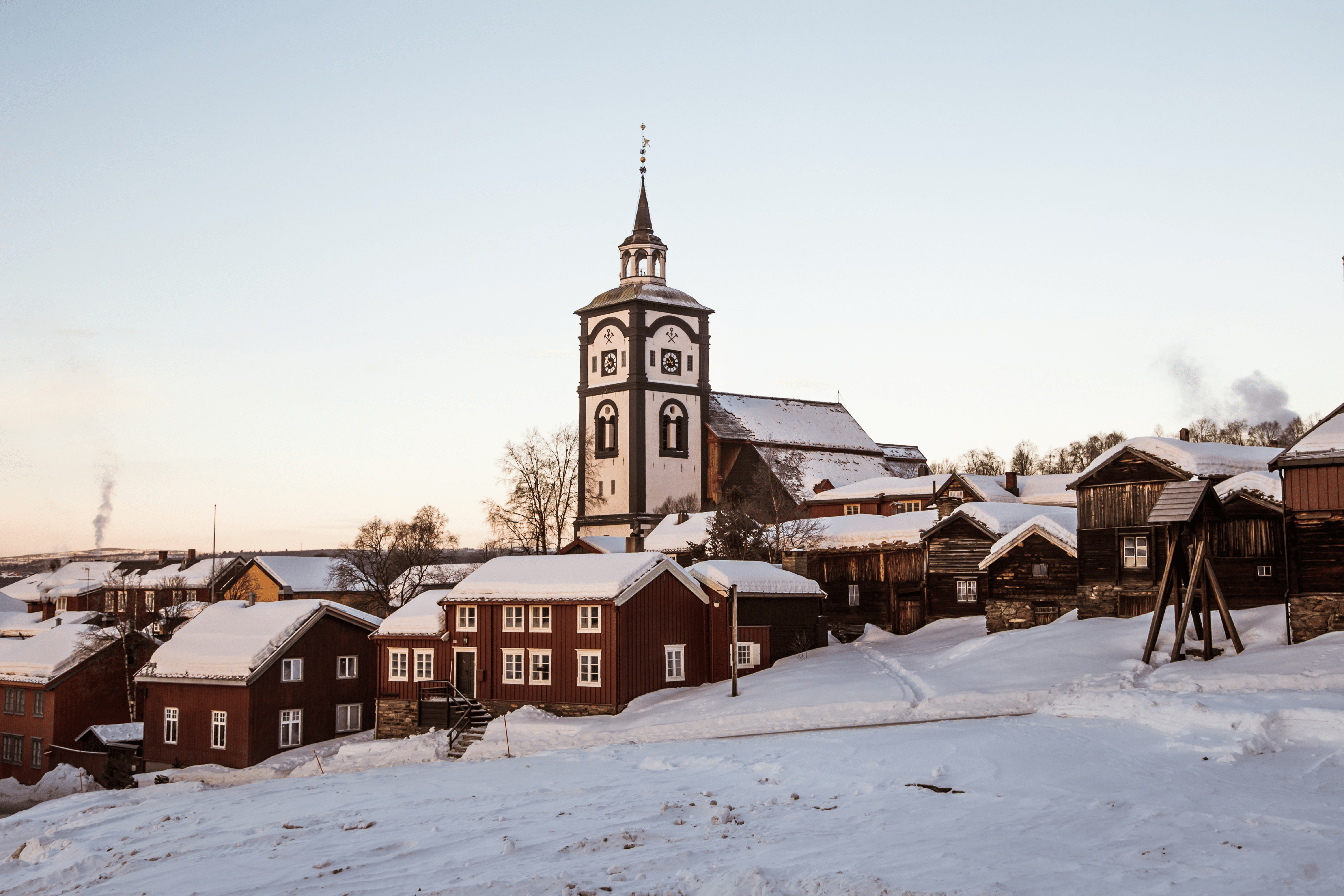Vinterbilde av Røros, utsikt til kirka og hyttklokka.