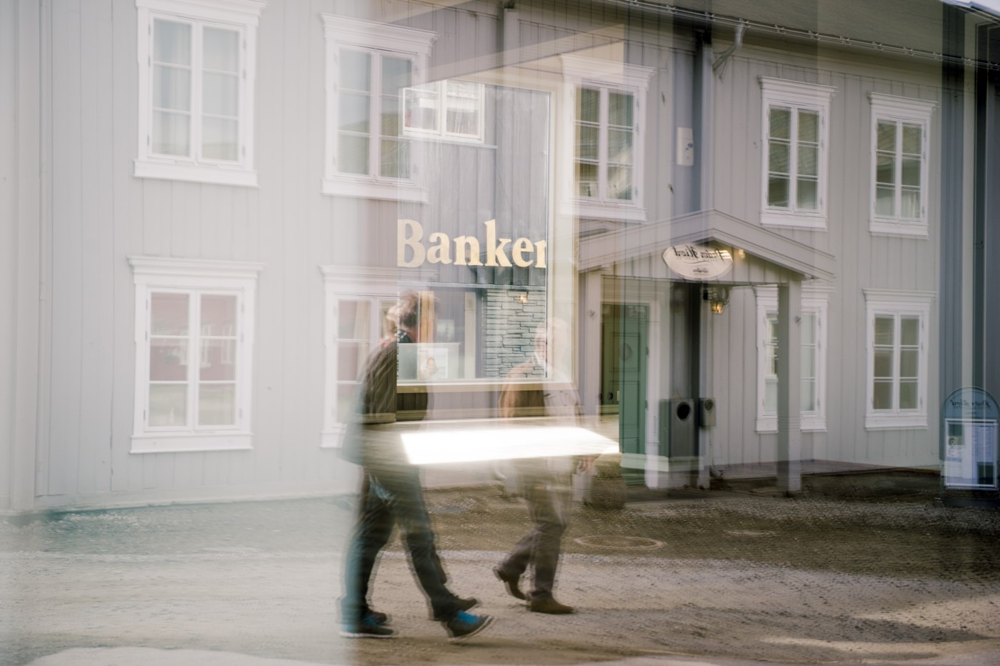 Bilde av refleksjon i vindu av RørosBankens fasade