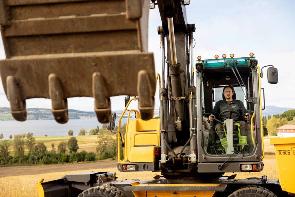 Bonde som kjører stor traktor