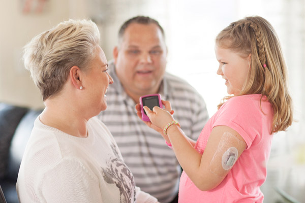 Småbarnsfamilie, mor, far og datter. Foto