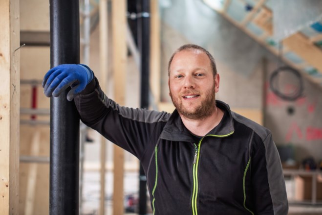 Snekker lener seg mot veggen